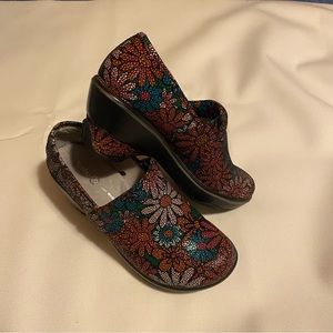 Jambu berry floral sport wedge clog